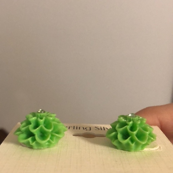 New! Fun lime green small flower sterling silver earrings with center stone - Picture 3 of 7